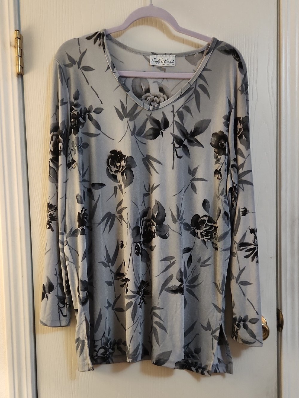 Carolyn Strauss Floral V-Neck Top in Light Gray and Black